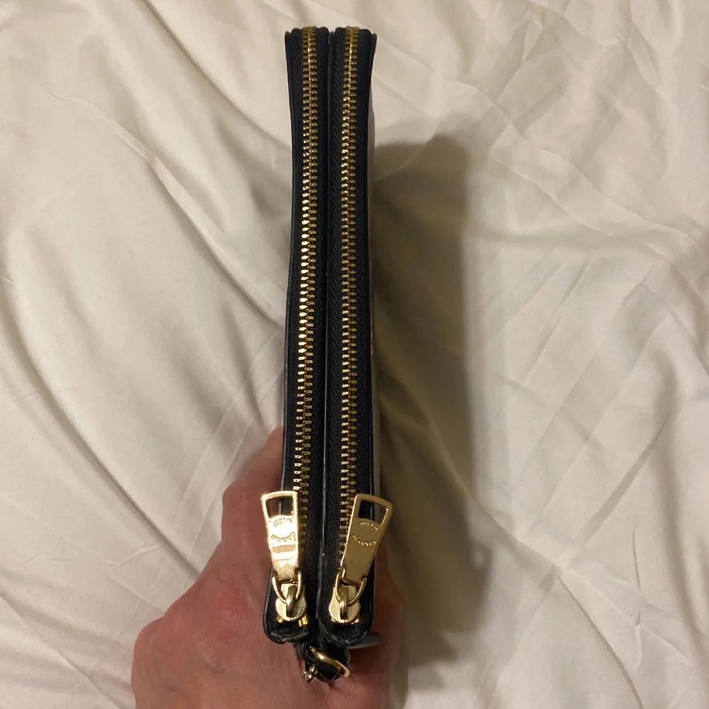 Coach Classic Wristlet, Double Zipper, beige and black, tag, gold hardware EUC - Picture 5 of 10